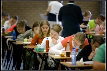 Leerlingen van de Jacobus Fruytier Scholengemeenschap in Apeldoorn buigen zich over de eerste opgaven.