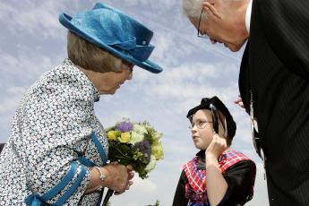 De 10-jarige Emilia Compagner heeft koningin Beatrix een bosje bloemen overhandigd.