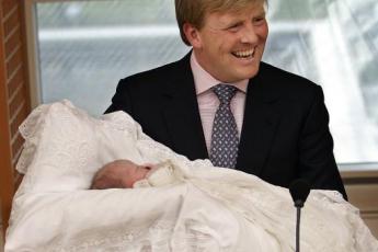 Kroonprins Willem-Alexander toont trots zijn tweede dochter.