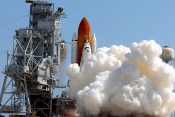 Spaceshuttle Discovery vertrekt van de lanceerbasis.