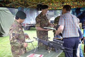 Militairen geven uitleg over hun werk.