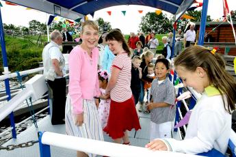 Pontje Steur bestaat vijf jaar. Dit wordt gevierd met kinderen die: Schipper mag ik overvaren zingen.