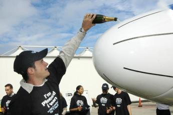 Een trotse Thomas Plees doopt een Fokker 50 op de luchthaven Schiphol om tot City of Amsterdam.