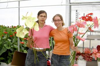 Willemine (l.) met haar nicht Janneke.