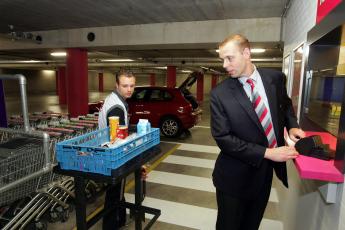 Foodfactory in Alkmaar probeert vanaf woensdag met een drive-in klanten naar de winkel te lokken.