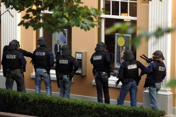 Bewapende agenten zijn donderdagavond de SNS Bank in Enschede binnengegaan.