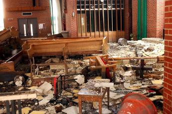 Van het interieur van een kerk in New Orleans is na de orkaan Rita niet veel meer over.