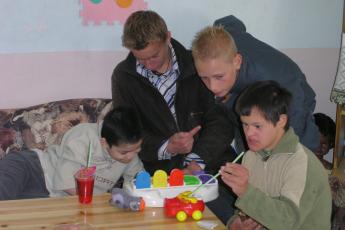 Guido (l.) en Henk in weeshuis Petrovo.