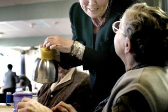 Koningin Beatrix schenkt koffie.