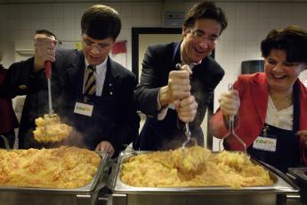 Balkenende in de keuken van centrum De Schouw.