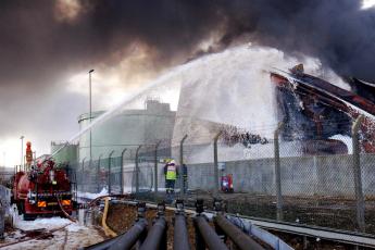 Brandweermannen blussen de felle brand in Londen.