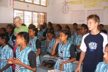 Ernst en Nelline op een school in India.