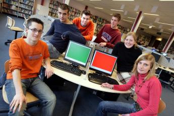 Voor of tegen open internet? Links de voorstanders Sander, Niels en Gerbert en rechts de tegenstanders Jacobine, Anneke en Anton.