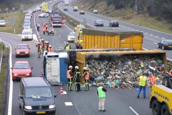 Gekantelde vrachtwagen.