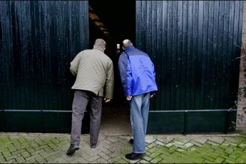 Controleurs nemen kijkje op een boerderij.