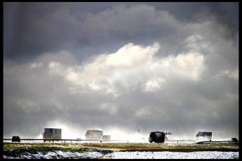 Sneeuwbuien jagen over de A6 bij Almere.