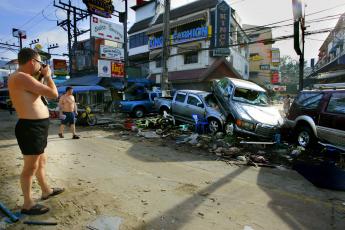 Ravage in de straten van Patong Beach.