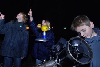 Jeroen de Vries en Lisanne Btger wijzen naar de sterren aan de hemel.