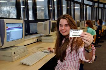 Babette van Mourik heeft haar oproepkaart met persoonlijk wachtwoord en inlogcode in de aanslag.