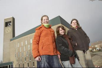 Marit, Manou en Nienke (v.l.n.r.) voor een kerkgebouw in Bunschoten.