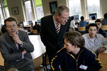 rins Constantijn en staatssecretaris van Europese Zaken Nicola in gesprek met havisten van het Aloysius College in Den Haag.