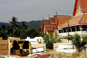 Kisten bij de boeddhistische tempel in Khaolak.