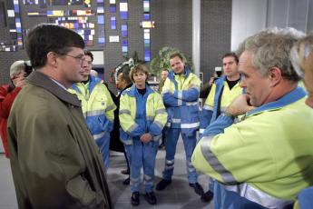 Balkenende in gesprek met hulpverleners.