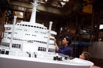 Eduardo legt de laatste hand aan het schip.