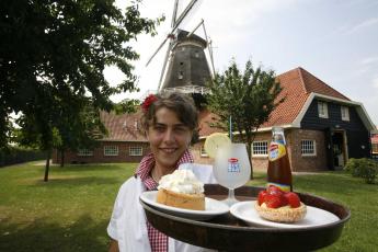 Cinetta Karens (17) werkt in een pannenkoekenrestaurant.