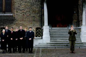 Een trompettist speelt woensdag tijdens de herdenkingsbijeenkomst op het Binnenhof voor de slachtoffers van de zeebeving .