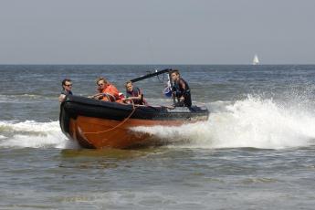 Emile Poot (rechts) en Christaan Grinwis (tweede van rechts) tijdens een patrouille.