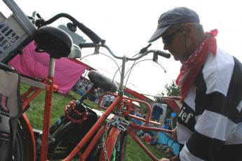 Fietsdief Dirk den Kramer geeft een demonstratie.