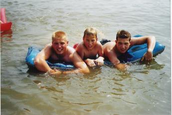 Johan van Es (m.) met zijn broers Adrie (l.) en Geert.