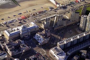 Het plein voor het Kurhaus in Scheveningen.