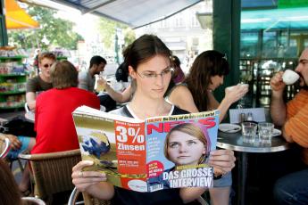 Een vrouw leest het interview met Natascha