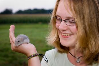 Marieke en haar dwerghamster Snufje.