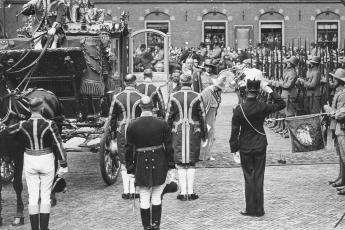 Koningin Wilhelmina stapt uit de koets.