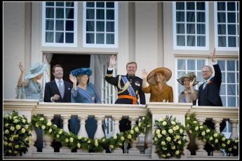 De koninklijke familie op het bordes.