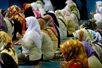 Vrouwen in een moskee bidden het Ramadangebed.