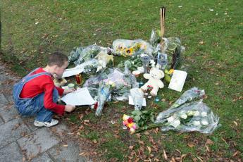 Buurtbewoners legden bloemen voor het huis van Melanie .