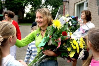 Leraren in Nederhemert krijgen bloemen.