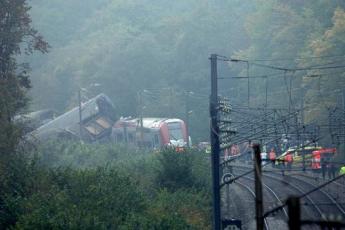 Reddingswerkers bij de treinwrakken vlak bij de Luxemburgse grens.