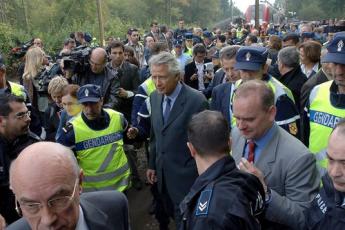 De Franse premier De Villepin brengt een bezoek aan de rampplek.