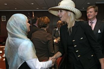 Prinses Mxima en kroonprins Willem-Alexander ontmoeten Fatima Kourouele (l.)