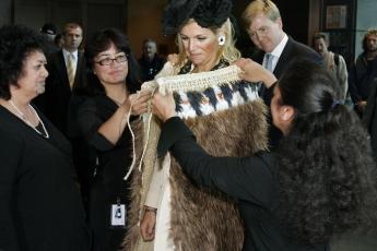 Prinses Mxima met een Maori-mantel.