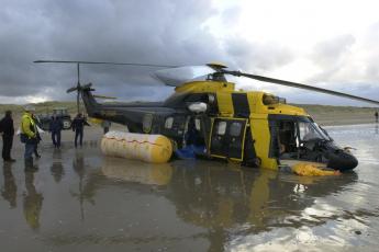 Het wrak van de helikopter is aangespoeld op het strand van Texel.