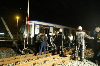 Brandweermannen halen passagiers uit de tram.