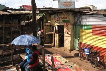 Bewoners van Kibera bij hun huis.