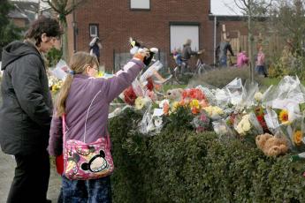 Kinderen van de school van Jesse leggen bloemen.