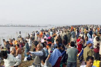 Miljoenen hindoes bij de heilige rivier de Ganges.